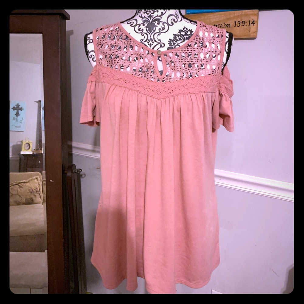 ❤️ Beautiful Little Cold shoulder top ❤️